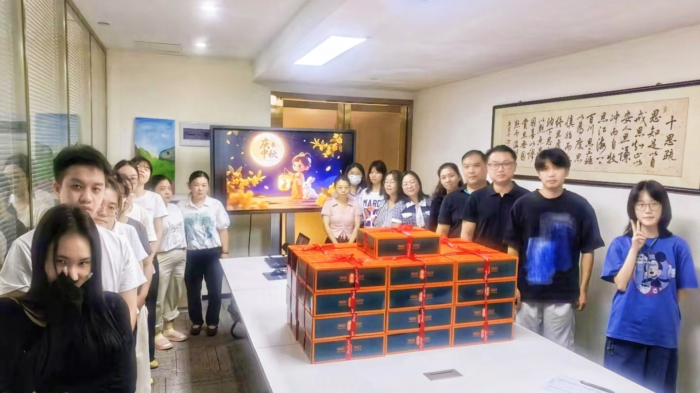 比蓝翻译中秋礼盒发放现场